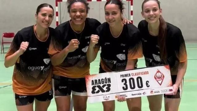 La aragonesa Irene Lahuerta y la jugadora del Casademont, con Ana Pérez y Berta Ribas.