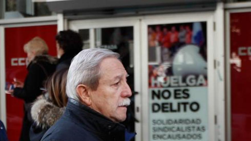 Recibimiento con abrazos en la sede ugetista y cita socialista en Gijón