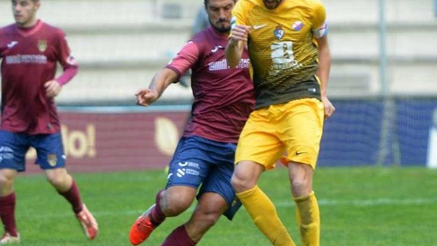 Yuri protege el balón ante Darío Flores. // Gustavo Santos