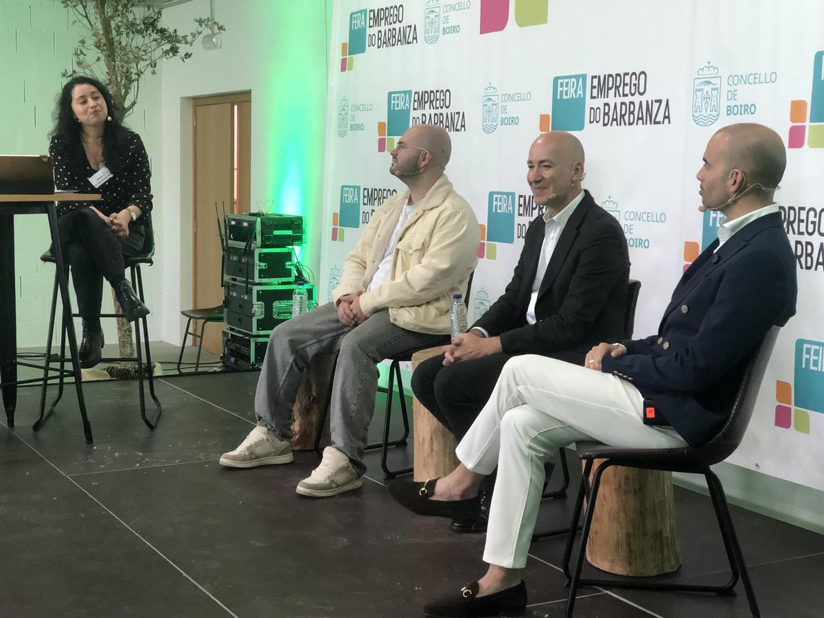 Paula González, izquierda, moderó la mesa de debate de Antón Freire, Miguel Ángel Souto y Víctor Oujo.