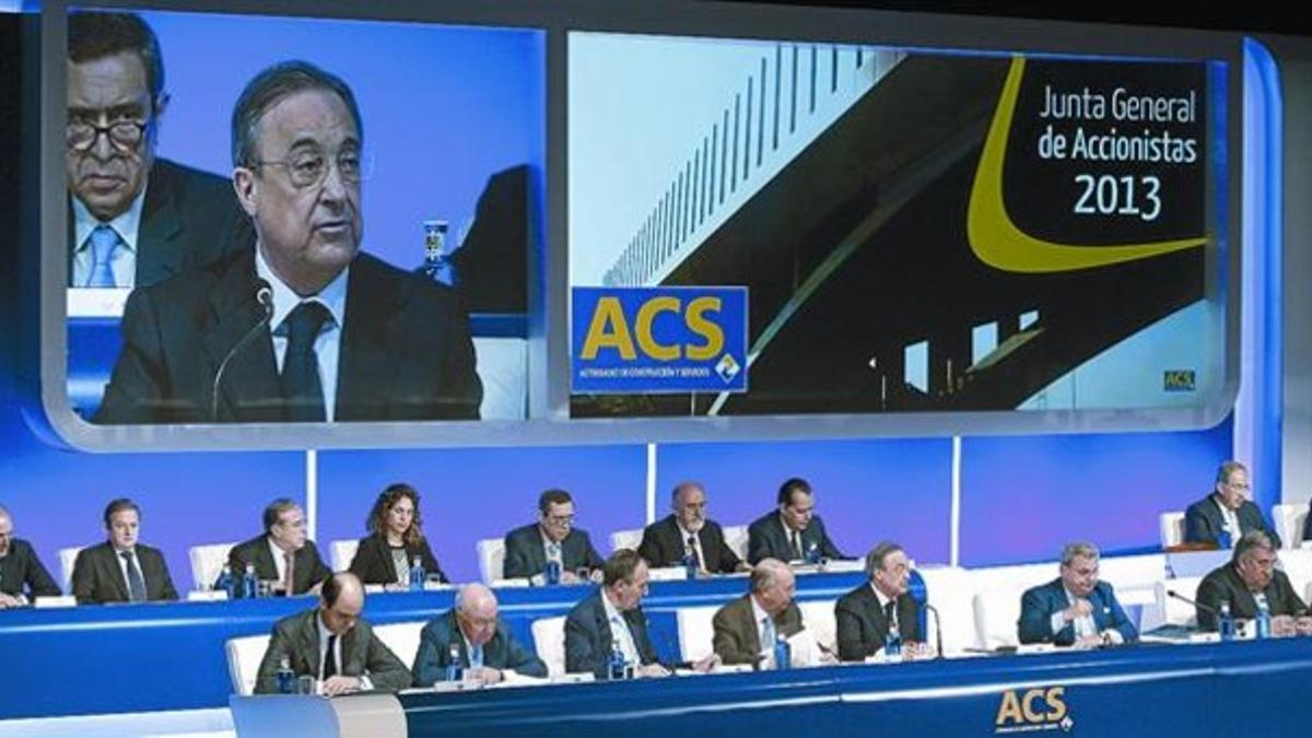 Ajuste de cuentas 8 Panorámica de los consejeros de ACS, con Florentino Pérez (al micrófono) en la junta de accionistas en mayo pasado.