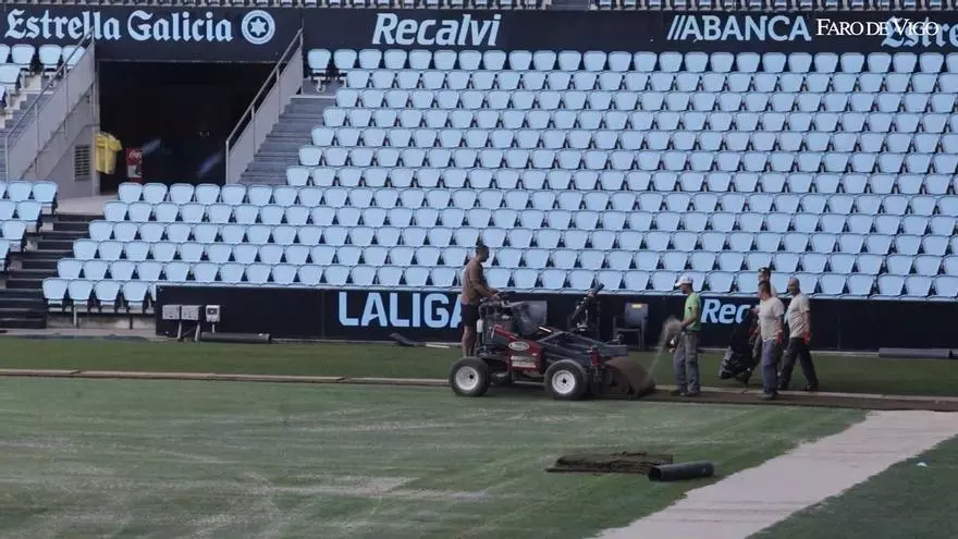 Empiezan a instalar los nuevos tapetes en Balaídos