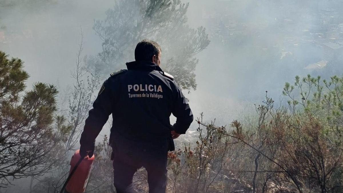 Un agente de la Policía Local de Tavernes en una zona forestal, en una imagen de archivo.
