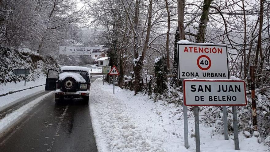 La entrada a Beleño, en Ponga; a la derecha, la quitanieves de Cangas de Onís en la carretera de Següencu. | J. R. GALLINAR