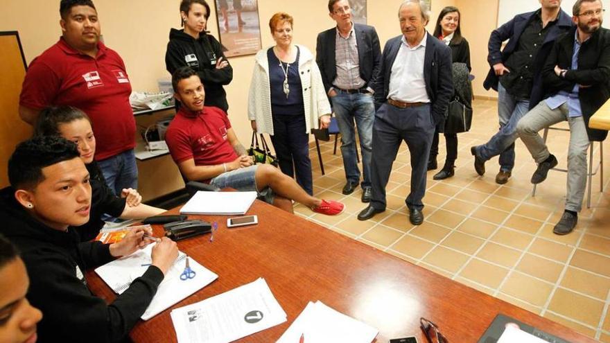 Desde la derecha, Chisco García (PP Oviedo), José Ramón González (PSOE Gijón), Ana Sánchez (UPyD Oviedo), Wenceslao López (PSOE Oviedo), Alejandro Cueli (IU Avilés) y Julia Oliva (IU Oviedo), ayer en la sede de la Fundación Vinjoy, junto con varios alumnos.