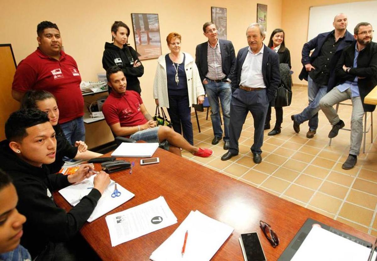 Desde la derecha, Chisco García (PP Oviedo), José Ramón González (PSOE Gijón), Ana Sánchez (UPyD Oviedo), Wenceslao López (PSOE Oviedo), Alejandro Cueli (IU Avilés) y Julia Oliva (IU Oviedo), ayer en la sede de la Fundación Vinjoy, junto con varios alumnos.