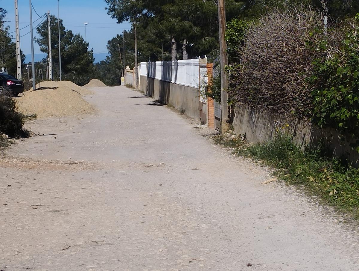 Zahorra amontonada en algunos viales.