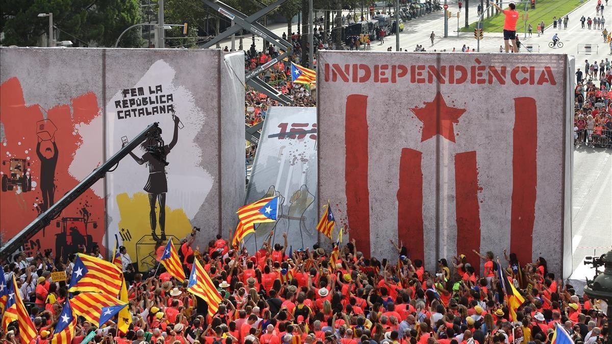 Momento en el que la ola de voz llega al escenario principal de la manifestación.