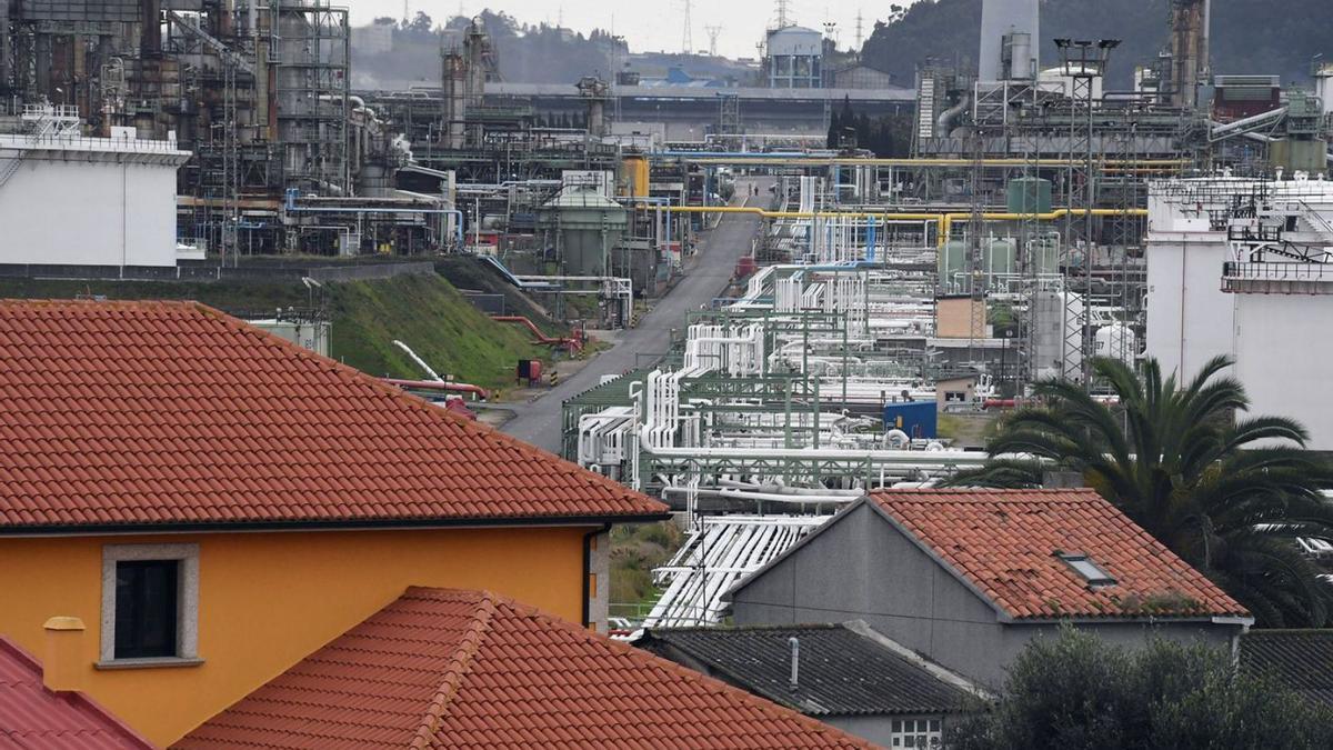 Vista parcial de la refinería de Repsol desde el núcleo residencial de Bens. |   // VÍCTOR ECHAVE