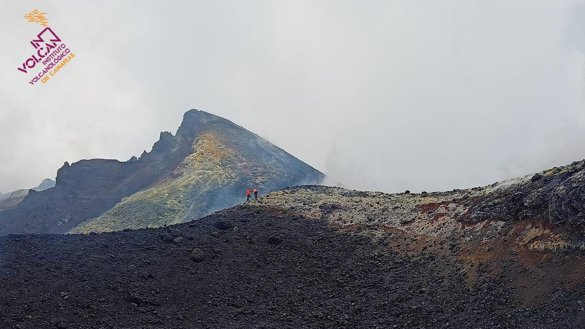 Dos científicos de Involcan realizan mediciones de emisión de gases en el volcán de La Palma