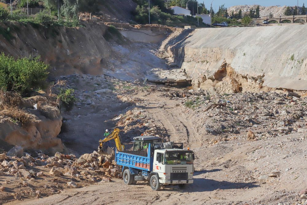 Visita a las zonas más afectadas por la DANA de septiembre en la Vega Baja por parte de expertos que diseñarán las defensas de la comarca frente a futuras a avenidas