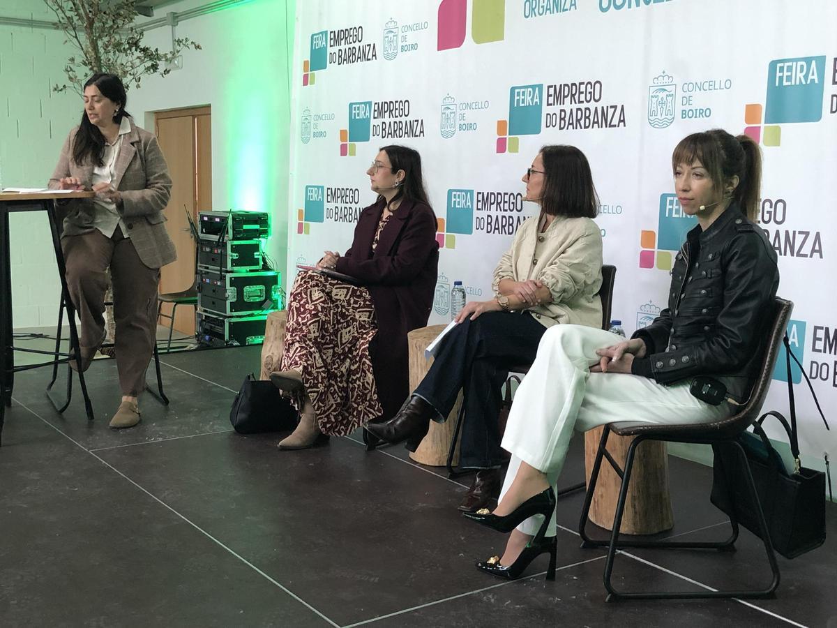 María Mercedes Argibay, izquierda, moderó la mesa de debate de María Domínguez, María Mariño y Zeltia Lado.