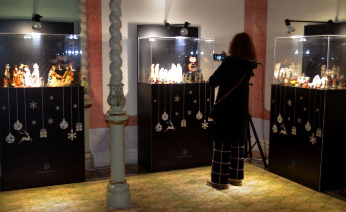 Una visitante fotografía uno de los montajes. | E. P.