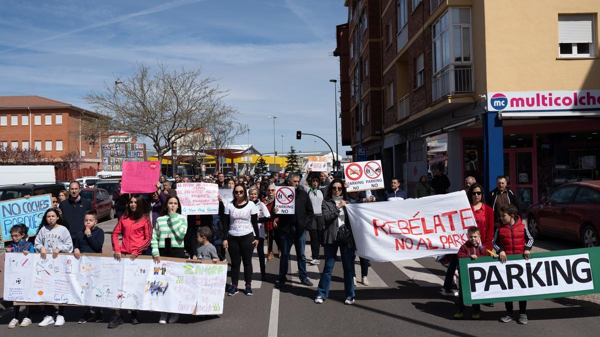 Vecinos y vecinas de La Vaguada se manifiestan contra el párking este mediodía.