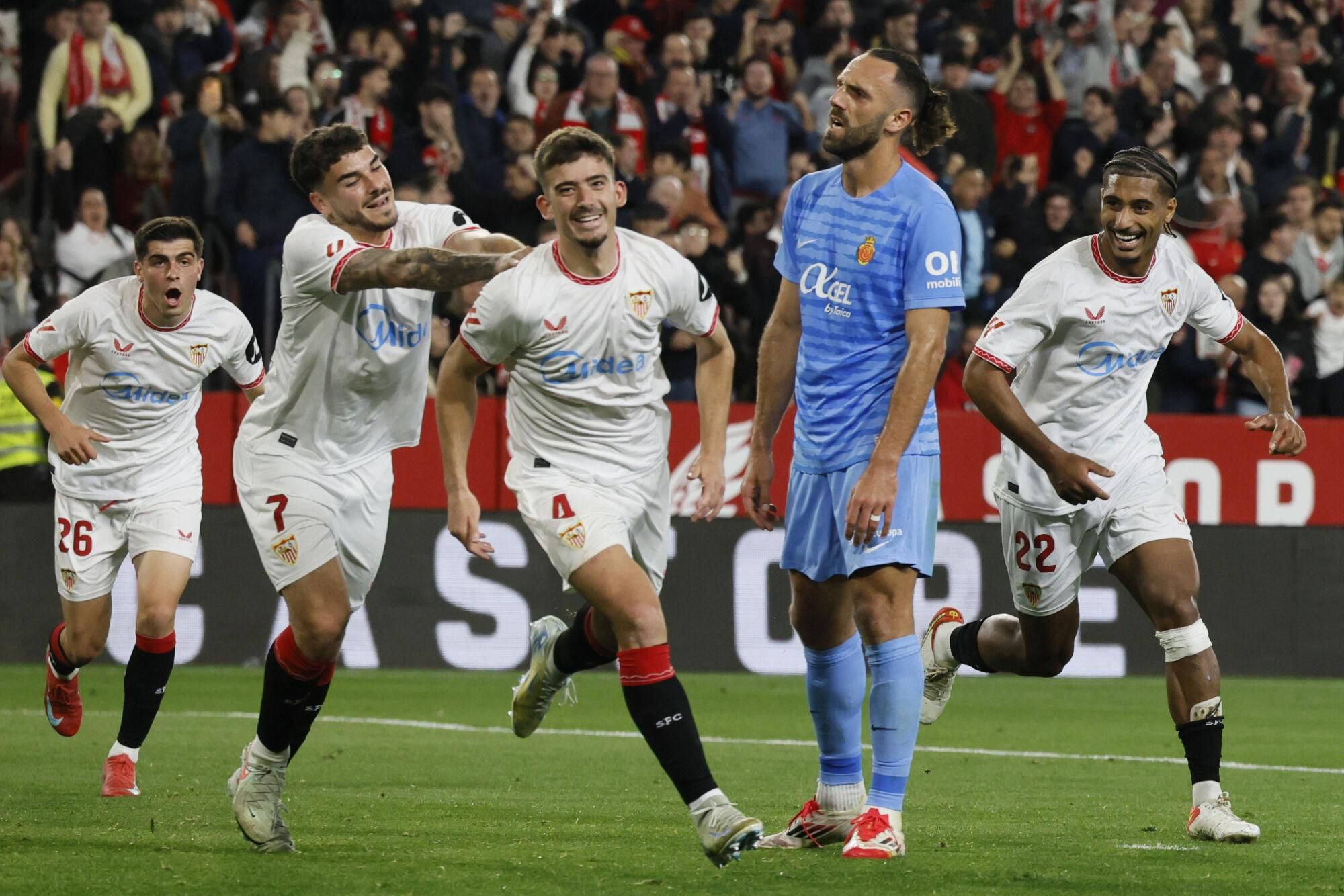 SEVILLA, 24/2/2025.- El defensa del Sevilla Kike Salas (c) celebra su gol durante el partido de LaLiga que Sevilla FC y RCD Mallorca disputan este lunes en el estadio Ramón Sánchez-Pizjuán. EFE/José Manuel Vidal