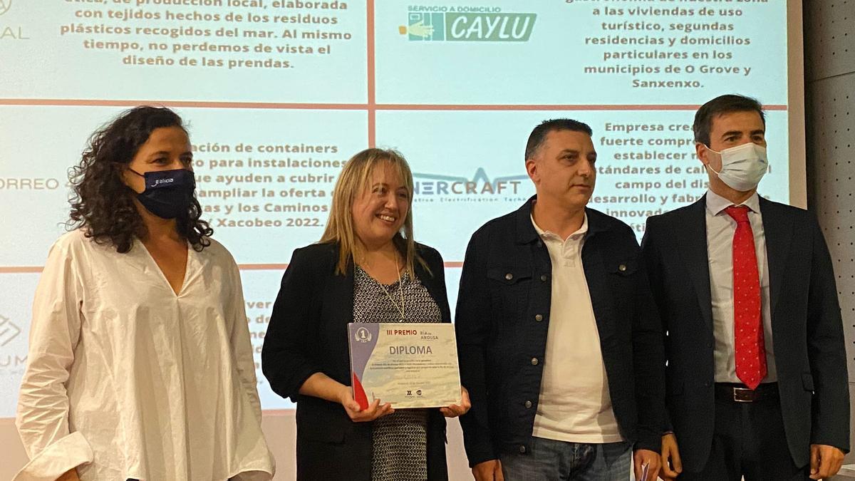 Beatriz Castro y su pareja, Antonio Luaña, en el momento de recibir el premio de AJE Pontevedra a la empresa Caylu.