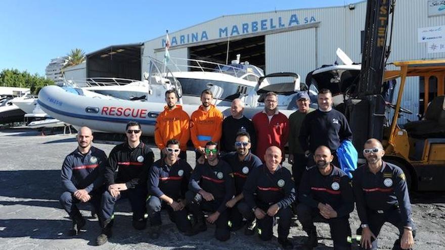 Los bomberos, con la lancha donada por Marina Marbella.