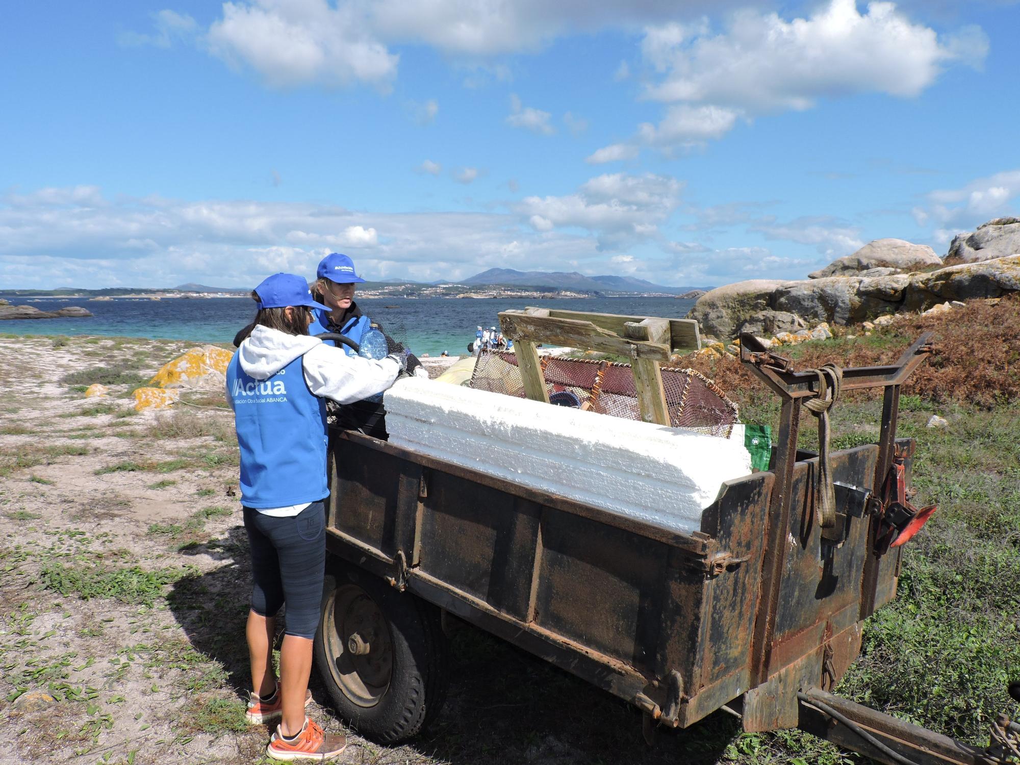 Así luchan los voluntarios de Abanca contra la basura marina y las plantas invasoras en la isla de Sálvora.