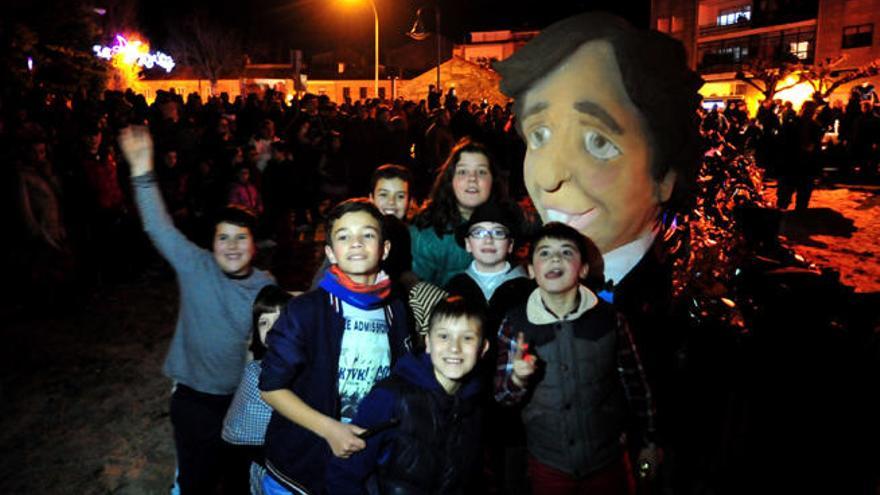 Varios niños posan con la imagen del pequeño Nicolás. // Iñaki Abella