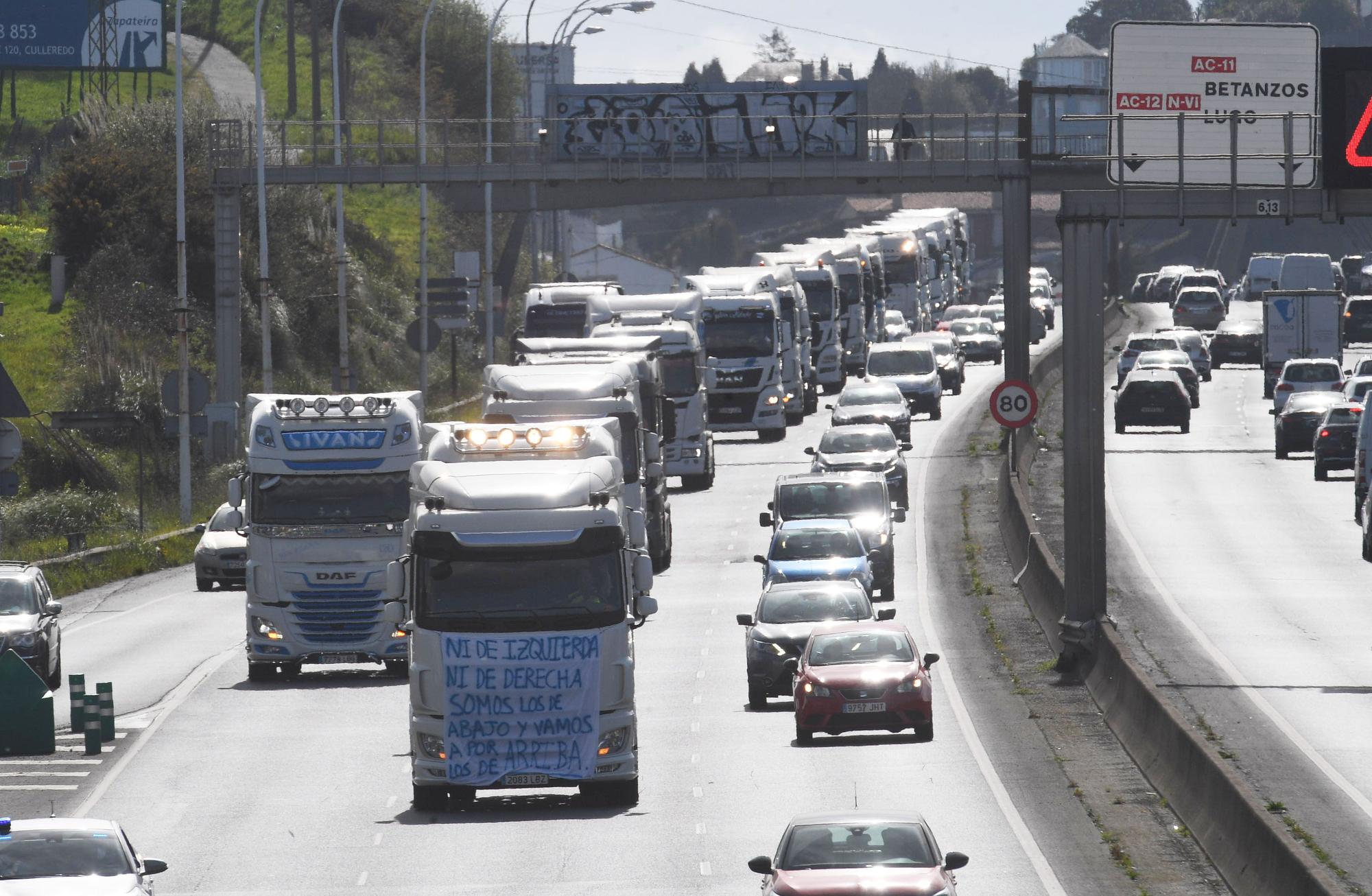 Una caravana de 200 vehículos protesta en A Coruña en el octavo día de huelga