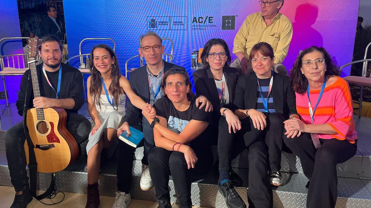 Autores y representantes de la AEPV en la última Feria del Libro de Guadalajara.
