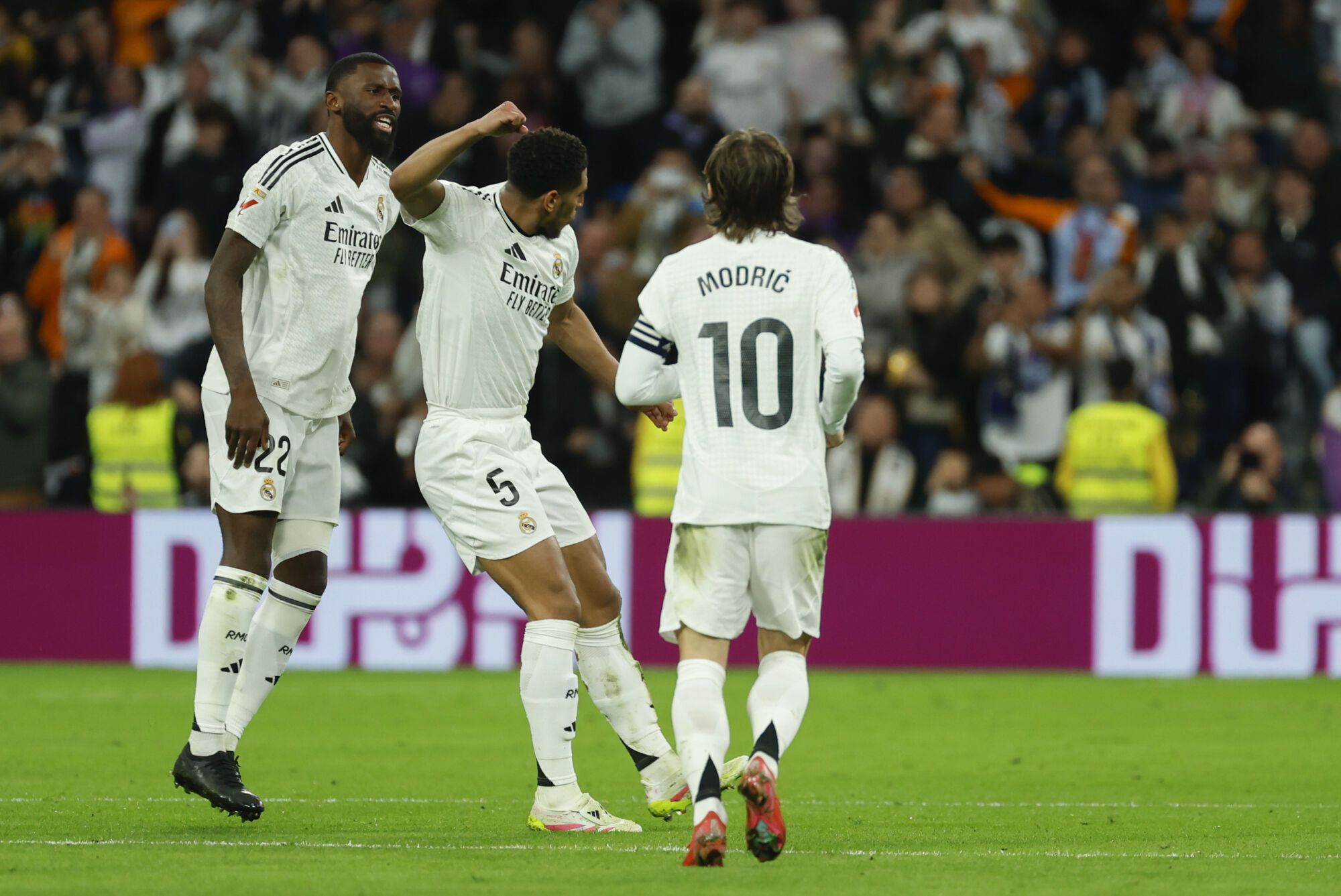 MADRID, 29/03/2025.- El centrocampista británico del Real Madrid Jude Bellingham (c) celebra su gol durante el partido de la jornada 29 de LaLiga que Real Madrid y CD Leganés disputan este sábado en el estadio Santiago Bernabéu. EFE/Mariscal