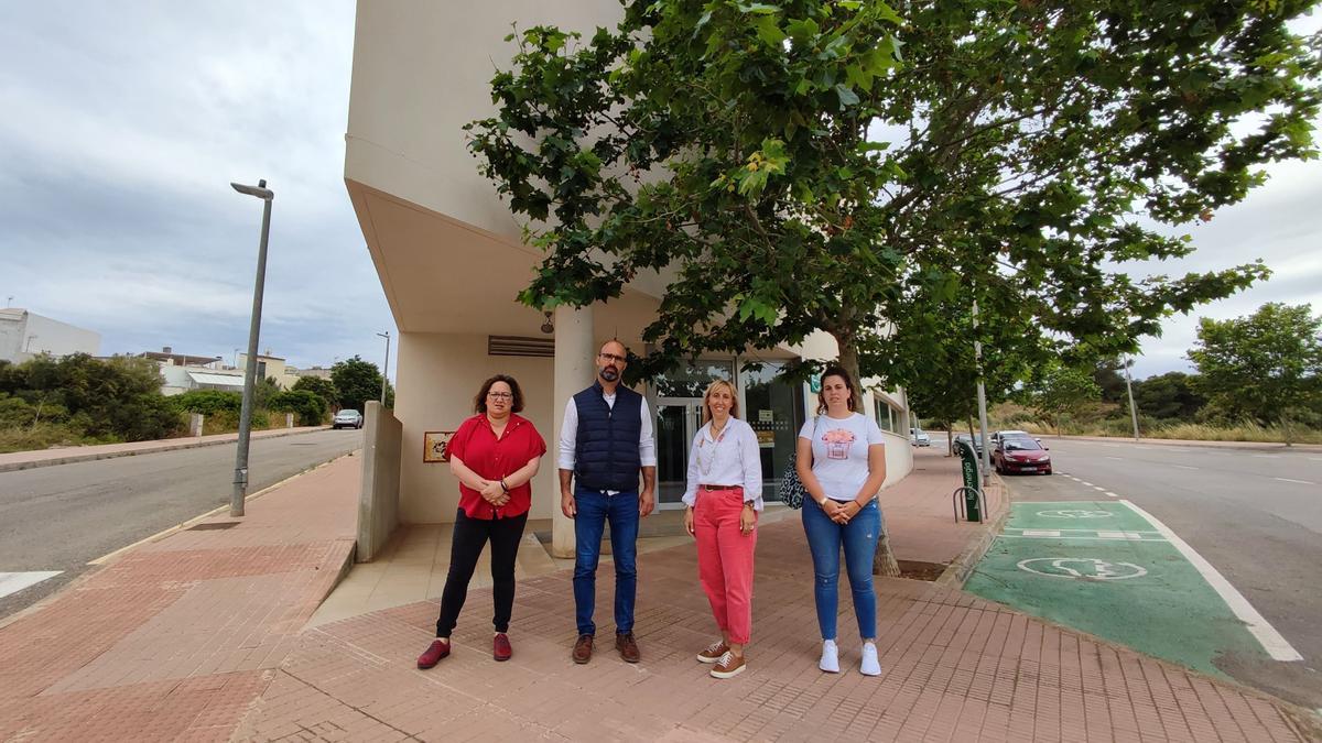 Los miembros del equipo de gobierno frente al centro cívico de Portocolom.