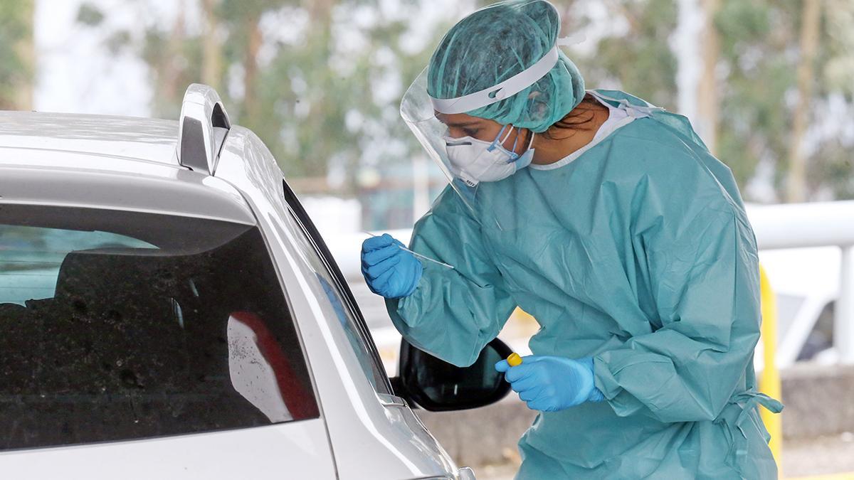 Un sanitario realiza una prueba PCR en el Covid-Auto del Meixoeiro.