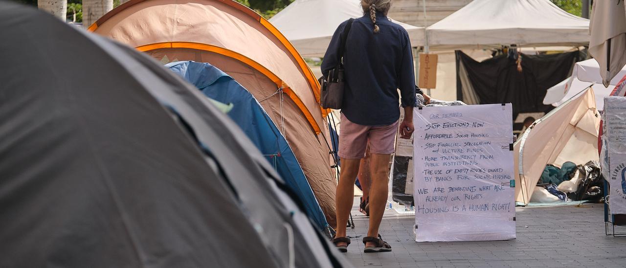 Acampada por una Vivienda Digna en la plaza de la Candelaria, en Santa Cruz.