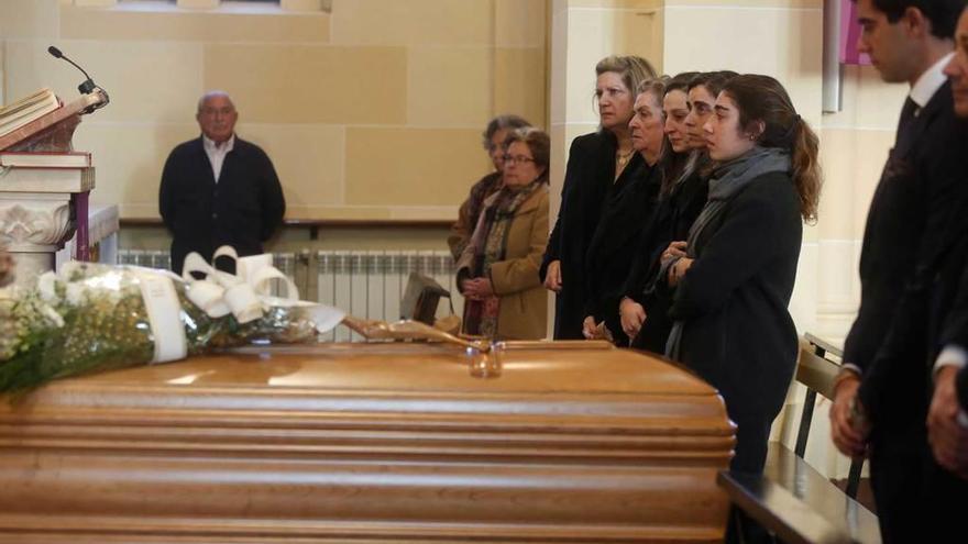 La familia del empresario, durante el funeral celebrado ayer en la iglesia de Salinas.