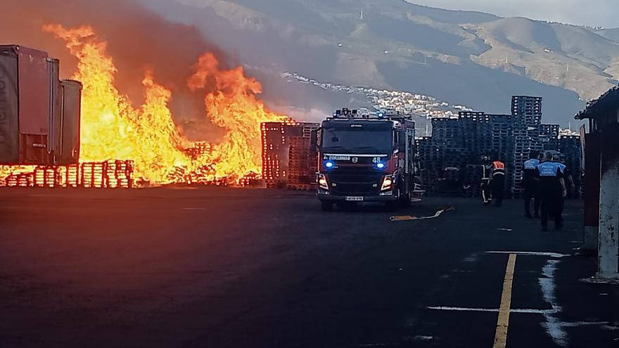 Incendio en una nave de Tenerife