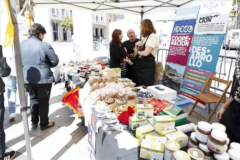 Mercado del comercio justo en la plaza del Pilar