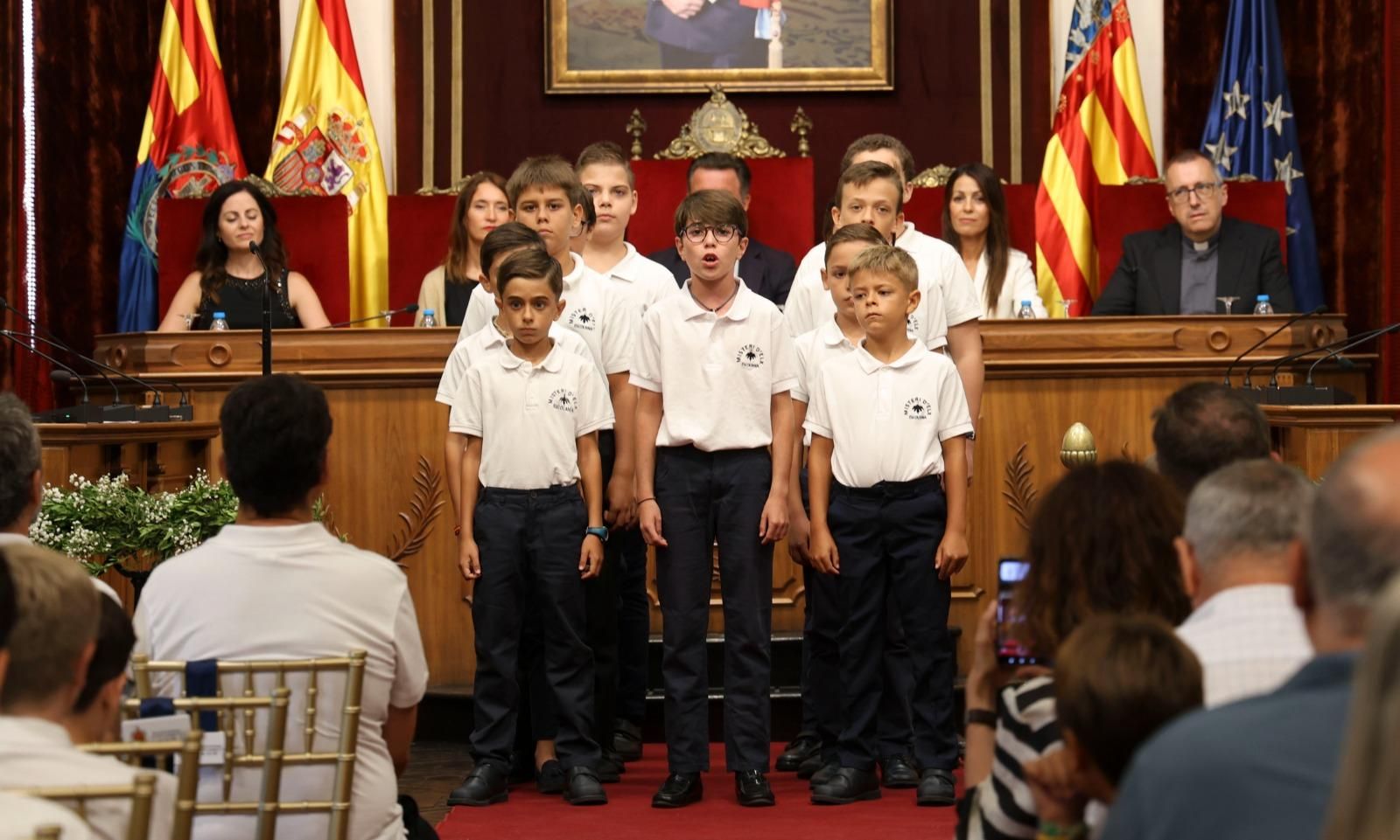Las voces de los niños del Misteri resuenan y emocionan en el Salón de Plenos de Elche