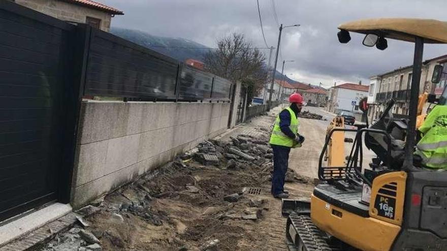 Obras en la travesía de Baltar. // FdV