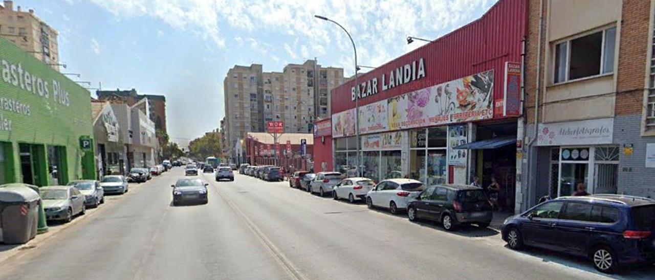 Nave en Los Guindos que se demolerá para la construcción de viviendas.