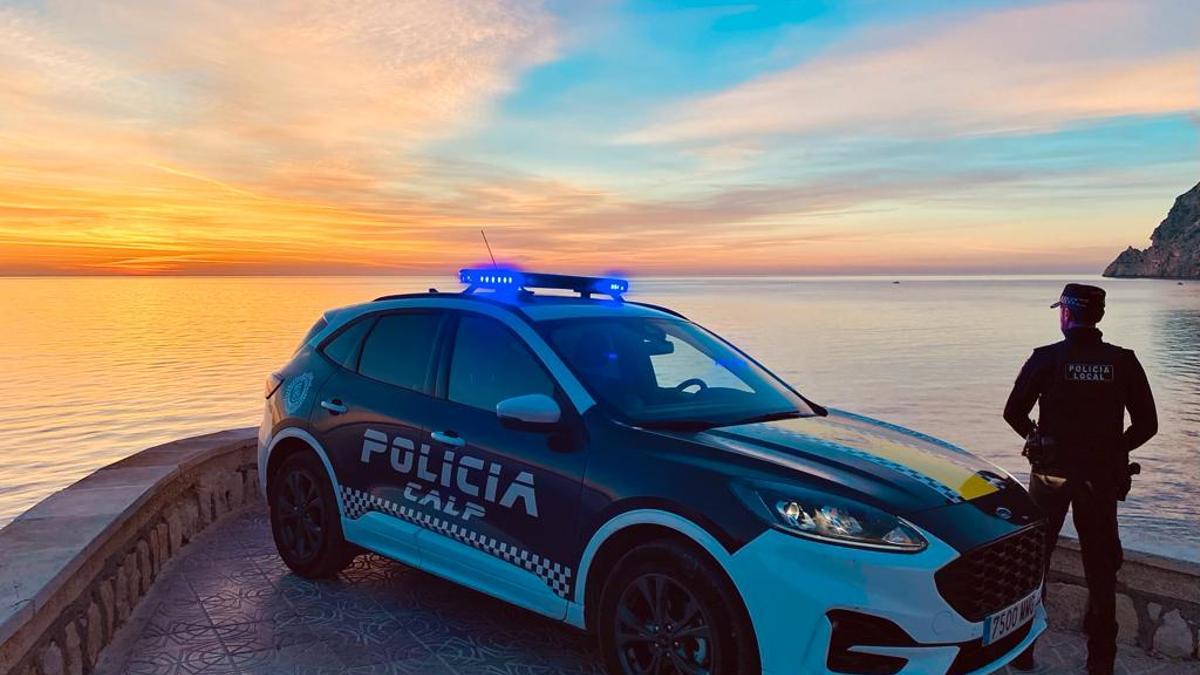Un agente, en la playa de la Fossa