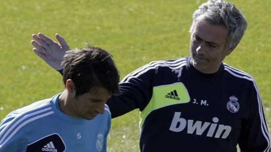 Mourinho, en un entrenamiento, junto a Coentrao.