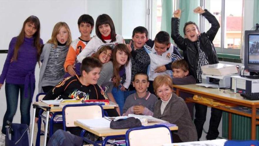 Conchita López y los alumnos de sexto de Primaria del Colegio Virgen de Belén de Jacarilla.