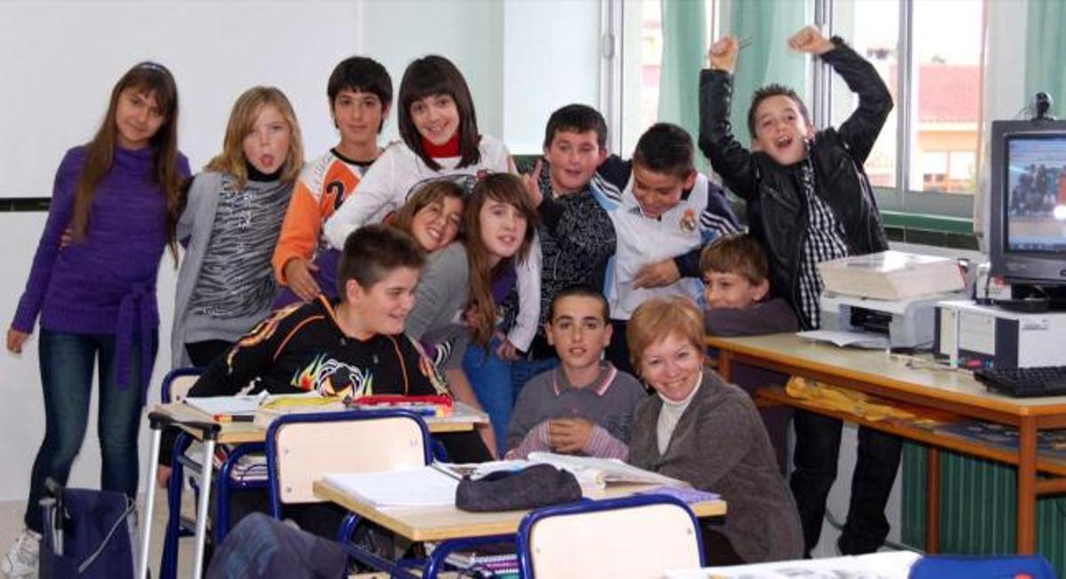 Conchita López y los alumnos de sexto de Primaria del Colegio Virgen de Belén de Jacarilla.