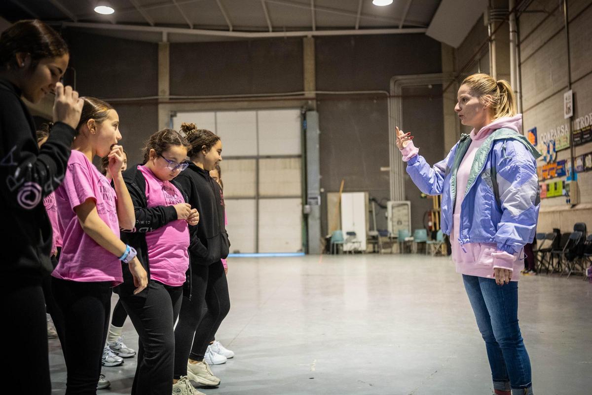 La coreógrafa, Tanya Castillo, a la derecha, con componentes del cuerpo de baile de Tropicana infantil.