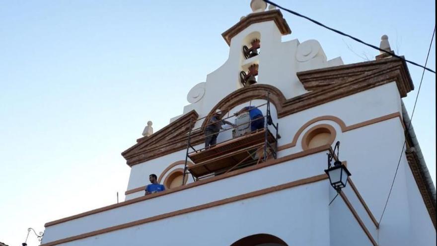 Quitan el escudo franquista en una iglesia de la Vall