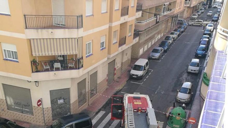 Los bomberos frente al inmueble afectado