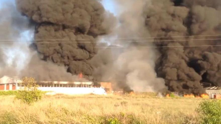 Un grave incendio calcina una fábrica de colchones en Yecla