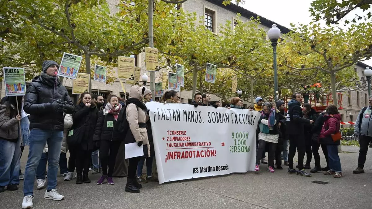 Comienza la huelga en el instituto Martina Bescós de Cuarte de Huerva: "Nos faltan profesores, conserjes, limpieza... ¡Un montón de cosas!"