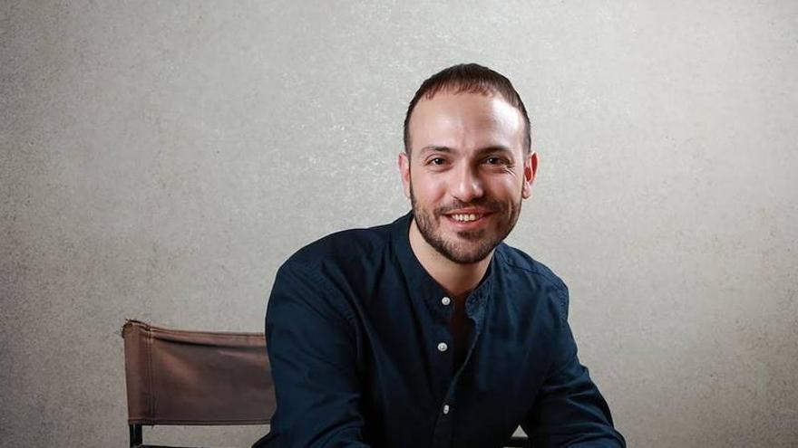 El divulgador literario Álex Herrera expone en Teror los pasos para publicar un libro