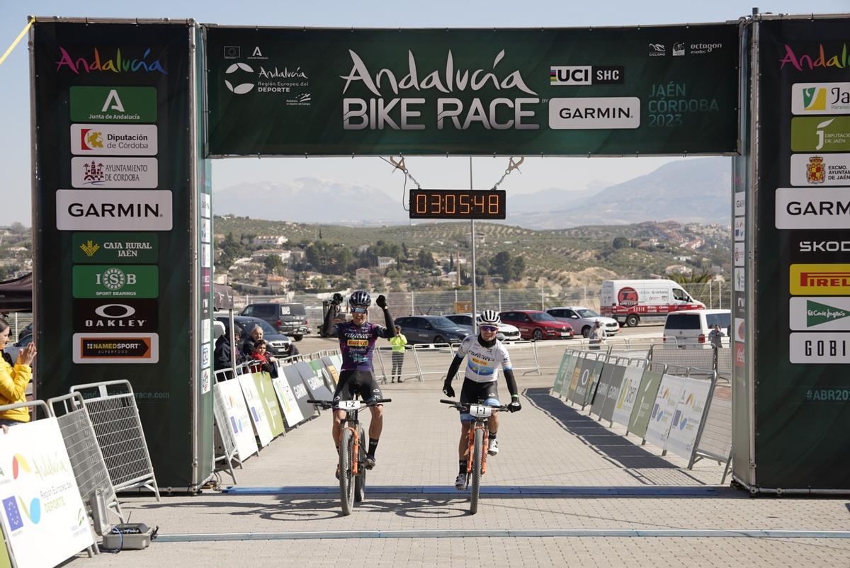 Llegada a meta en la categoría masculina élite de la Andalucía Bike Race.