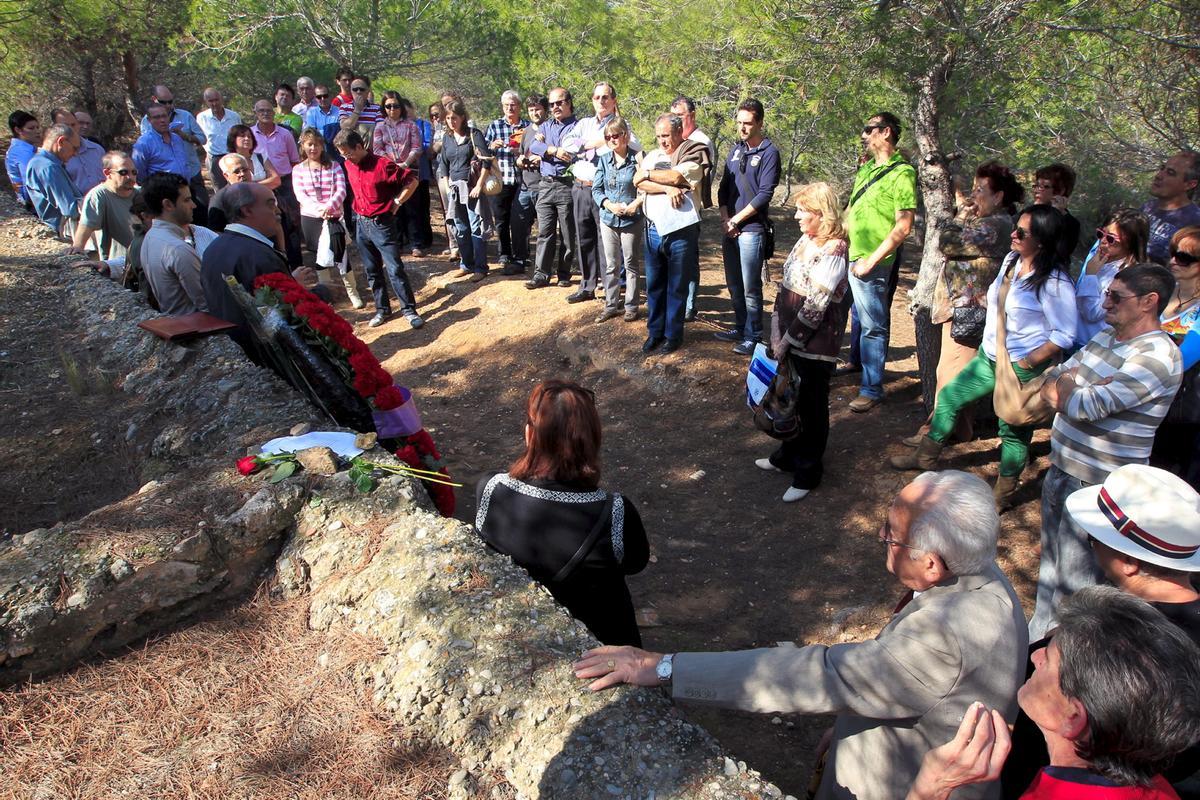 Acto del Grupo para la Recuperación de la Memoria Histórica ante el Paredón de España.