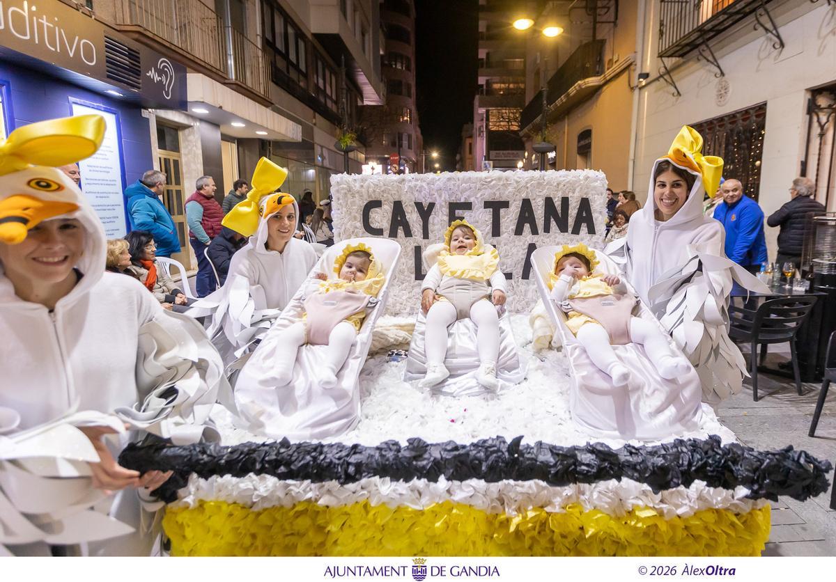 El viento sí respeta la Cavalcada del Ninot de Gandia que luce como nunca