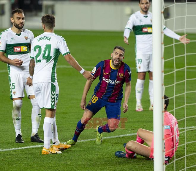 Jordi Alba celebra su gol durante el partido de LaLiga entre el FC Barcelona y el Elche disputado en el Camp Nou.