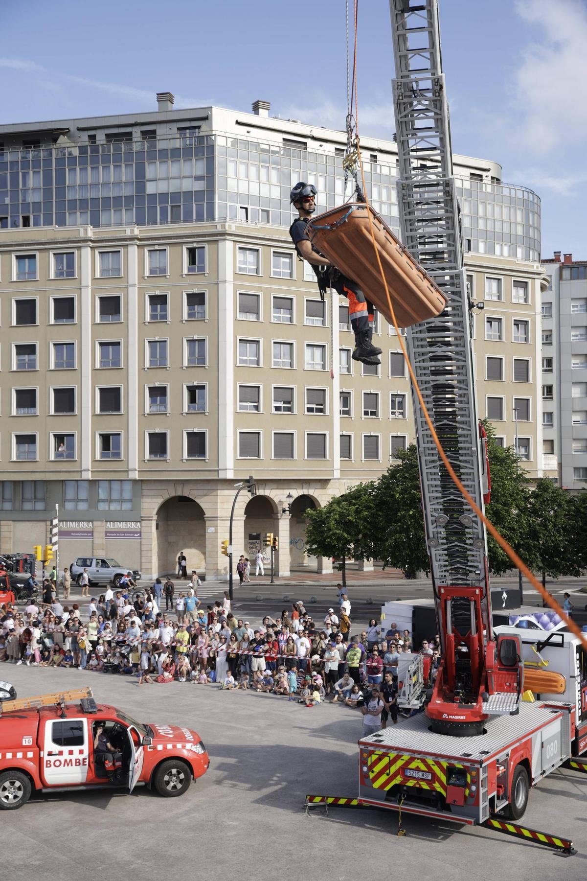 Los bomberos toman Poniente para mostrar su trabajo: “Es importante que la gente vea de primera mano lo que hacemos”